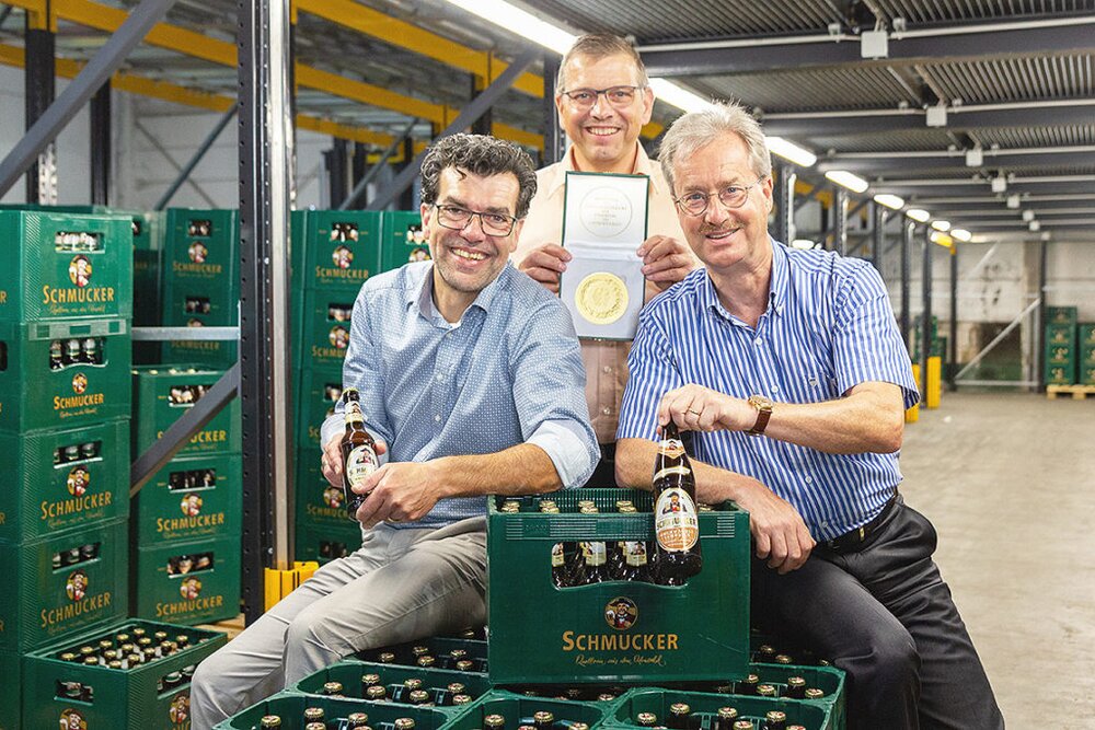 Bundesehrenpreis in Gold, als „Brauerei des Jahres 2020“ für die Privat-Brauerei Schmucker: (v.l.n.r. Rainer Heilmann / Gesamtvertriebsleiter, Klaus Monitzer Braumeister, Willy Schmidt/Geschäftsführer)