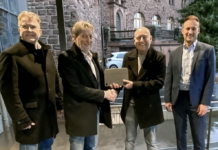 Mandatswechsel in der SPD-Kreistagsfraktion: Roger Tietz (2. v. links) übergibt sein Dienst-Tablet an Ralf Drexelius. Flankiert werden beide vom Kreistagsvorsitzenden MdL Rüdiger Holschuh (links) und dem SPD-Fraktionsvorsitzenden Raoul Giebenhain. Foto-Credit: Michael Hüttenberger