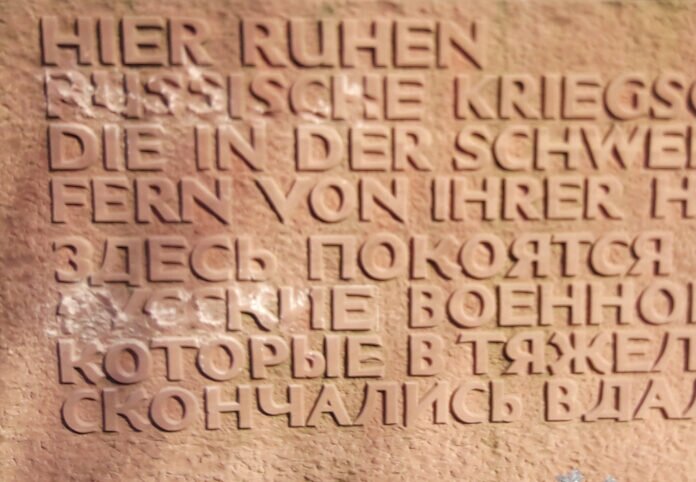 1203_schad_gedenk1 Der beschädigte Gedenkstein. Foto: Gemeinde