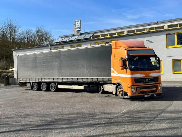 Diese Lkw steht bereit. Er wird am Mittwoch in die Ukraine fahren. Foto: privat