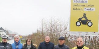 Übergabe des ersten ADAC Hinweisschildes gegen Motorradlärm in Hessen „Leise kommt an“ in Oberzent, Stadtteil Rothenberg (v. l. n. r.: Nabil El Kadi (Stadtpolizei Oberzent), Volker Weyrauch (Leiter Verkehrsabteilung Odenwaldkreis), Andrea Kaufmann (Sachbearbeiterin Straßenverkehrsbehörde Odenwaldkreis), Christian Kehrer (Bürgermeister Oberzent), Dr. Peter Traub (Bürgermeister Erbach), Wolfgang Herda (Leiter Verkehr / Verkehr & Technik, ADAC Hessen-Thüringen). Foto Thomas Wilken