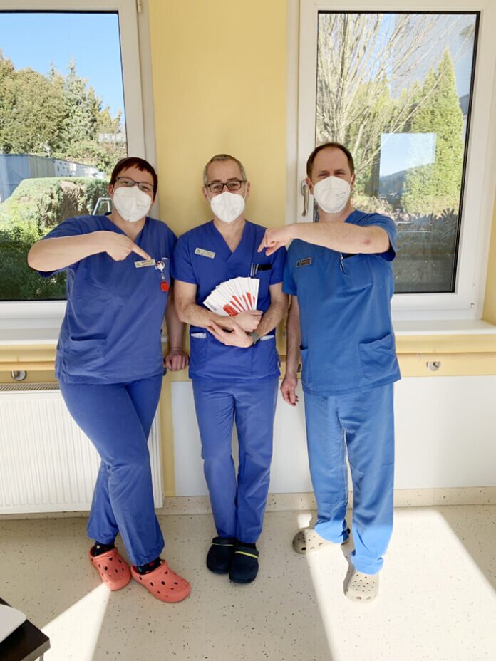 Engagement über den Klinikalltag hinweg: Sabine Mahler, Dr. Florian Dvorak und Dr. Sascha Baum (v. li.) haben bei der jüngsten Registrierungsaktion an der Asklepios Schlossberg Klinik in Bad König 41 neue Spender für die DKMS erfassen können. Foto: Asklepios