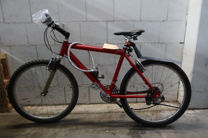 Wem gehört das rote Mountainbike?