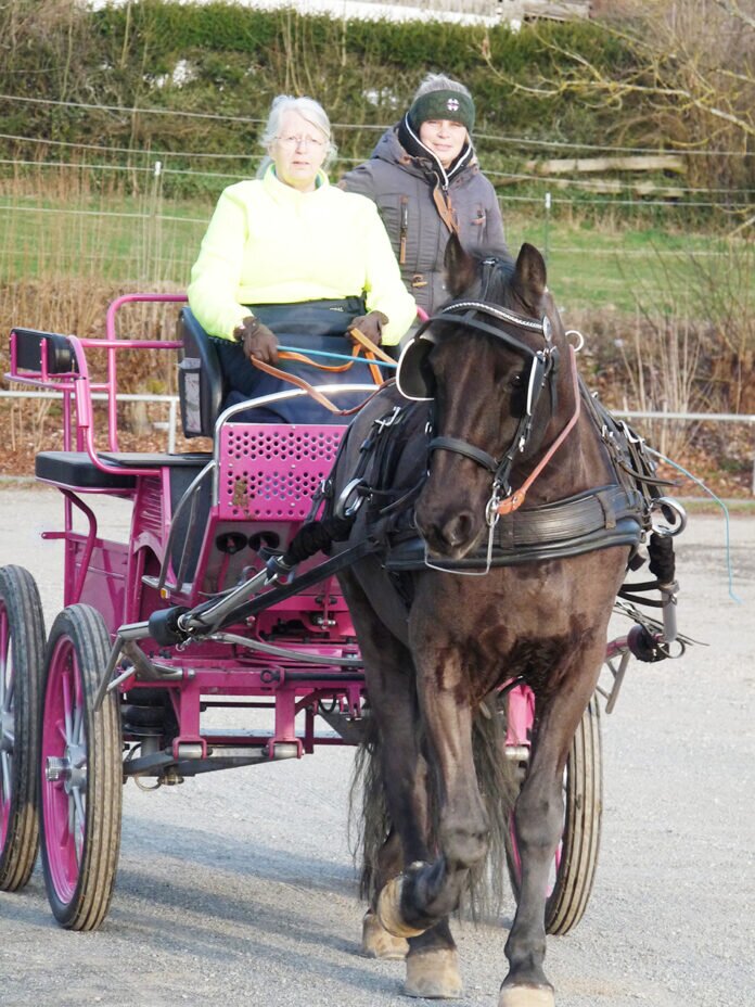 1 Jessica Waechter - rechts - auf dem Kutschbock von Inge Litze - Mutter von Verena Beck