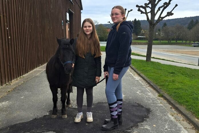 Pony Giorgio - Liebling aller Kinder - mit den Helferinnen Joline Emmerich und Franziska Scheighardt.v1