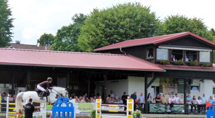 Wo am Sonntagnachmittag der Grosse Preis von Beerfelden ausgetragen wurde steht am Abend die Leinwand fuer die Uebertragung des EM-Endspiels