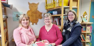Bücherei schenkt Schule Bücher
