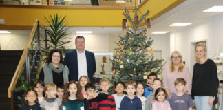 Kita-Kinder schmücken Weihnachtsbaum