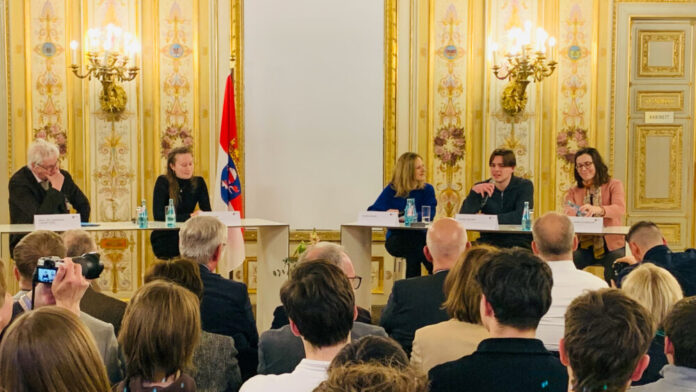 GAZ Podium im Hessischen Landtag