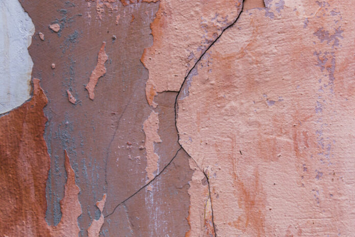 farbe-und-risse-der-betonwand