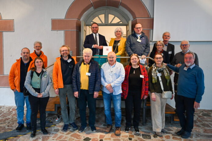 Museum des Monats Dezember 2025_Regionalmuseum Reichelsheim Odenwald_Staatsminister Timon Gremmels mit Team vom Regionalmuseum Reichelsheim Odenwald_©HMWK