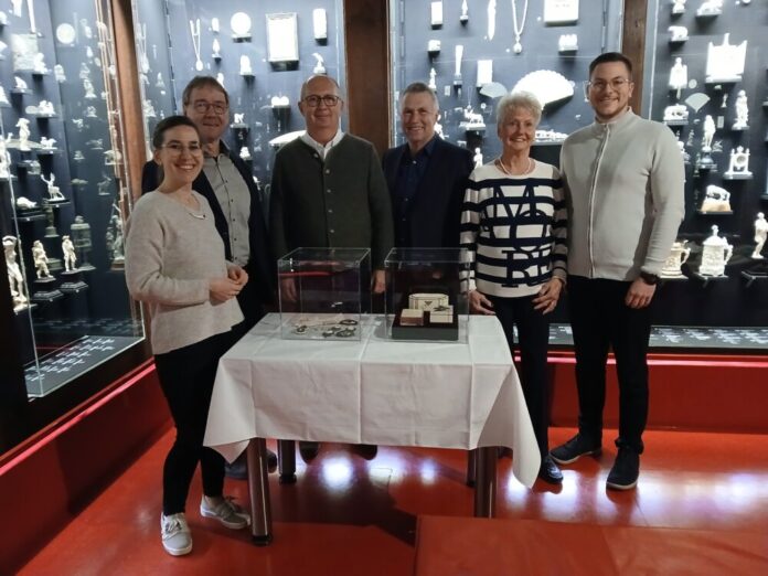Vorstand Förderverein Deutsches Elfenbeinmuseum bei Präsentation der Sammlung