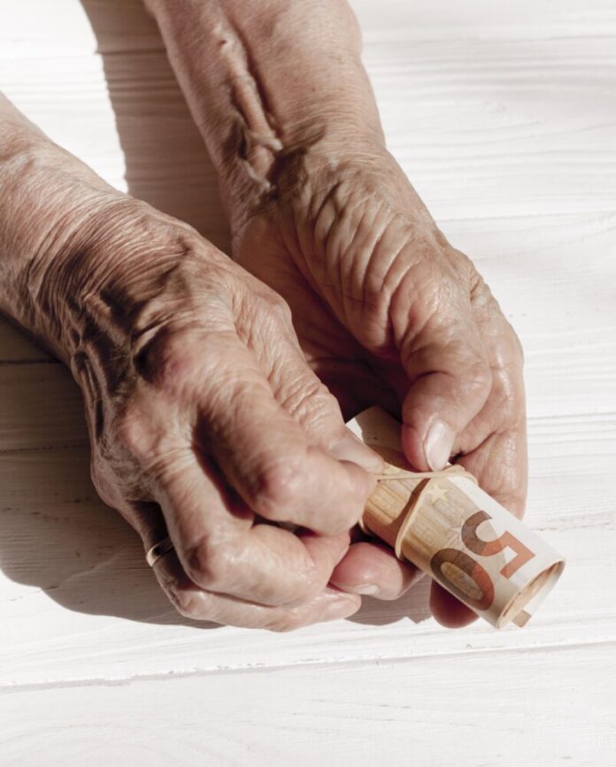 hande-die-eine-banknotenrolle-halten