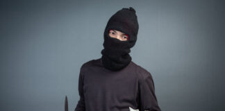 Zustellerin in Bullau mit Messer bedroht und beraubt