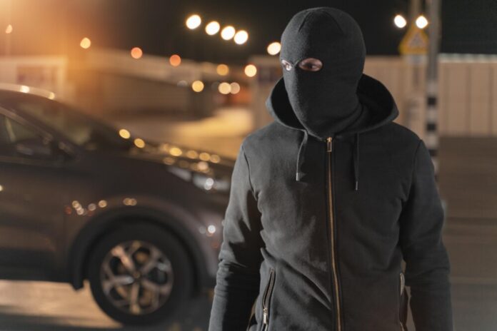 nahaufnahme-eines-mannes-der-versucht-ein-auto-einzubrechen (1)