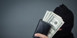 Zwei Wohnhäuser von Einbrechern heimgesucht