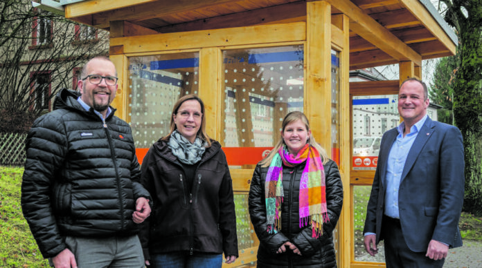 Neue Wartehalle am Bahnhof Beerfelden