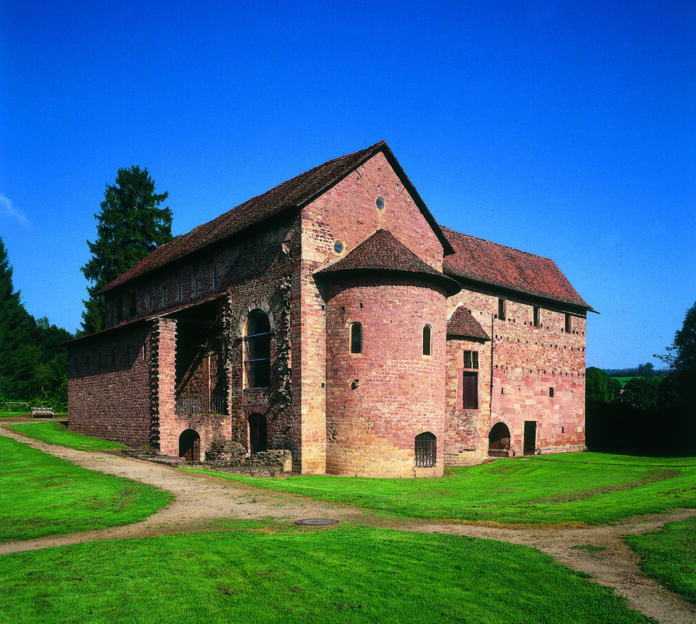 Einhardsbasilika v. Südosten_Foto Roman von Götz Kopie