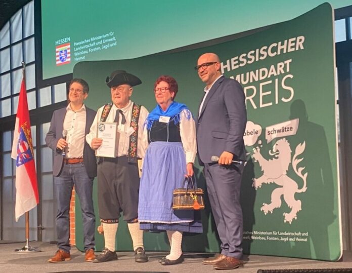 Heessischer Mundartpreis 2026 an die Mundartfreunde Südhessen, v. L Olaf Streubig, Fritz und Dietlinde Ehmke, Ingmar Jung am 27.02.2026 in Marburg, Bild erstellt von Mundartfreunde Südhessen