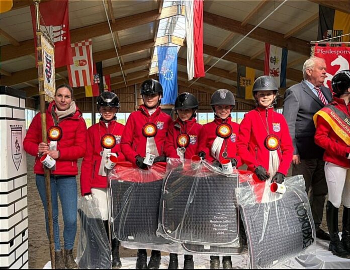Das erfolgreiche Team Hessen - Frauke Kredel 3 vl - Ameölie Meisinger 4 vl
