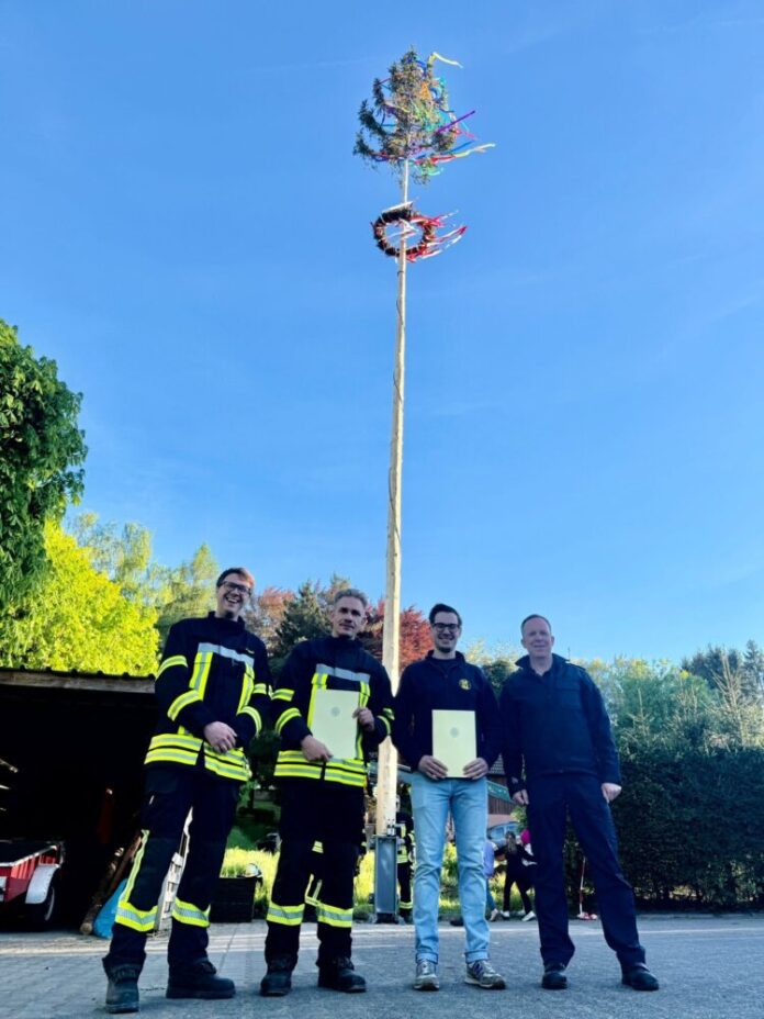 Maibaumstellen_Ehrungen_Feuerwehr