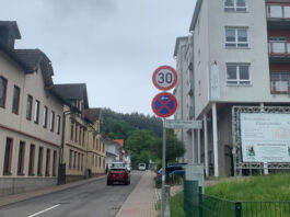 Tempo-Bremse vor Seniorenheim