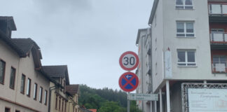 Tempo-Bremse vor Seniorenheim