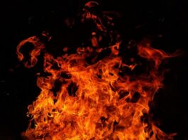 Flammen greifen auf Autos über
