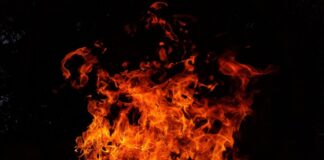 Flammen greifen auf Autos über