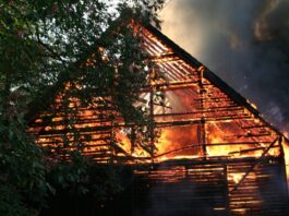 Flammen schlagen aus Dachgeschoss