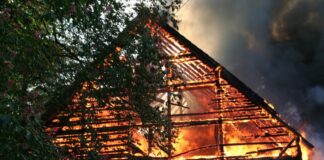 Flammen schlagen aus Dachgeschoss