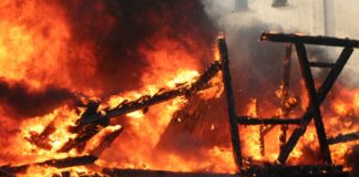 Flammen schlagen aus Lagerhalle