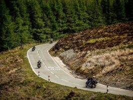 Motorradfahrer flüchten nach schwerem Ausweichmanöver