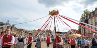Feierliche Eröffnung des Erbacher Wiesenmarkts mit Festzug und Bieranstich