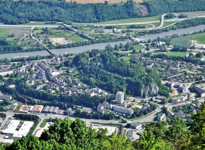 Montmélian_depuis_Roche_du_Guet_(2015)