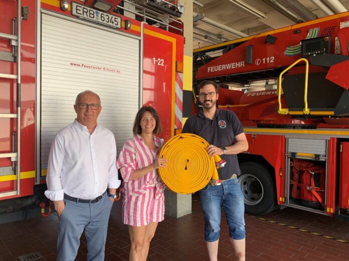 Übergabe Feuerwehrschläuche