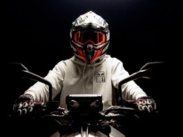 Reh springt vor Motorrad