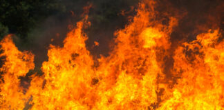 Flammeninferno auf Bauernhof