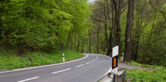 Unbekannter drängt Auto von der Straße