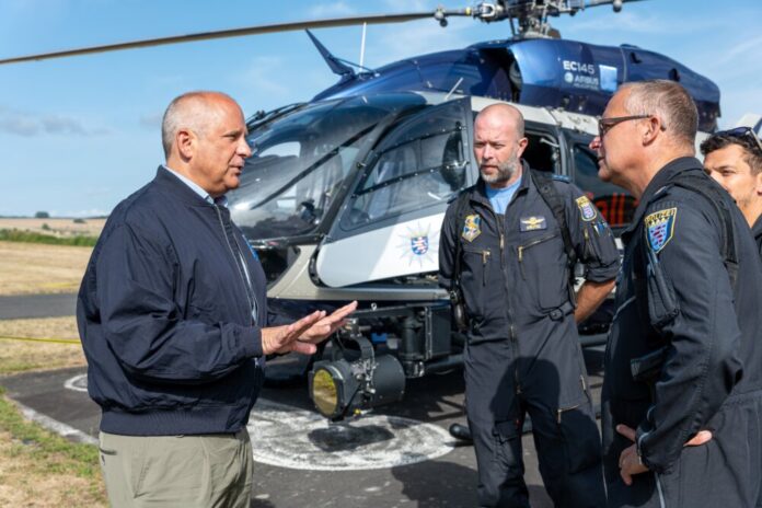 Innenminister Roman Poseck beim Familientag des Aero-Club Michelstadt (1)