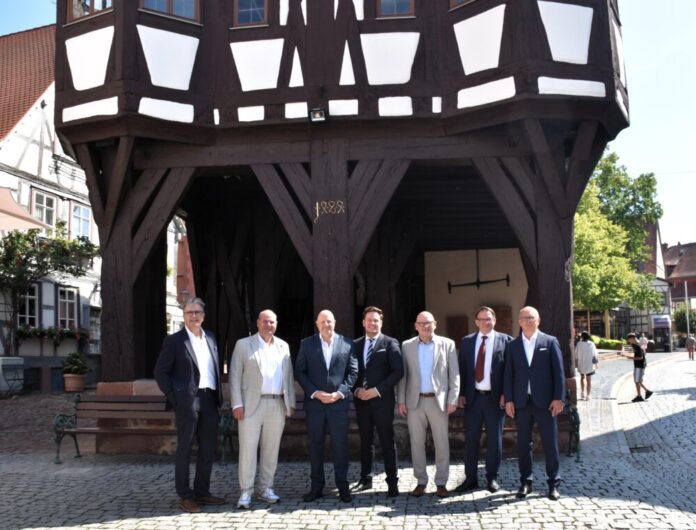 Kreis-Spitze begrüßt Generalkonsul vor dem Historischen Rathaus