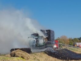 Anhänger mit Strohballen im Vollbrand