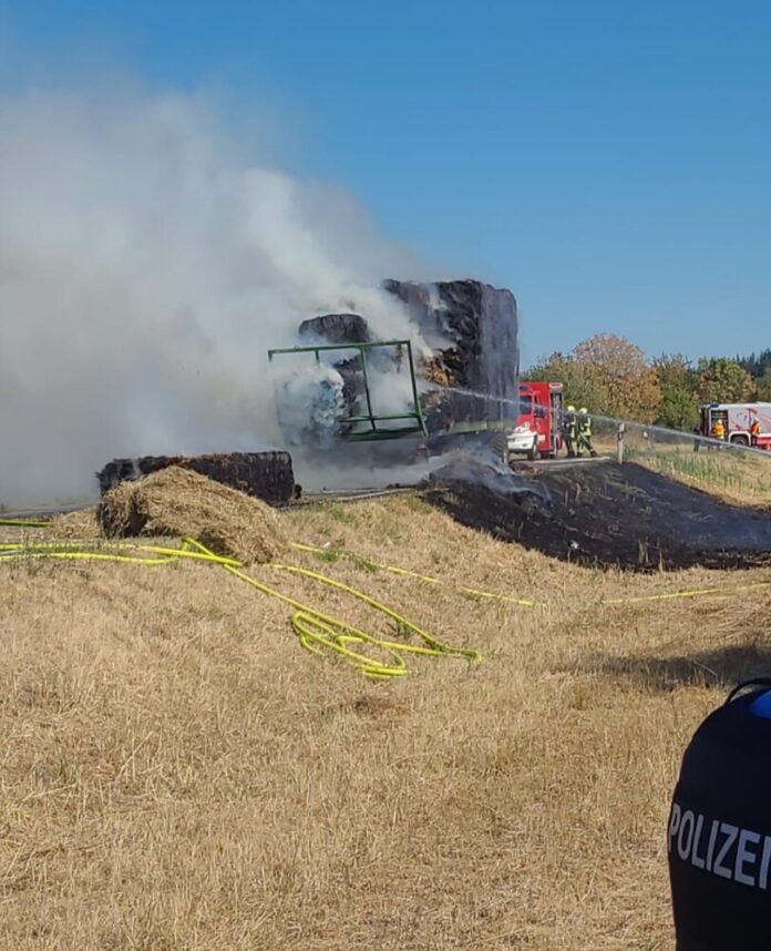 Heuballenbrand auf landwirtschaftlichem Anhänger bei Hassenroth.