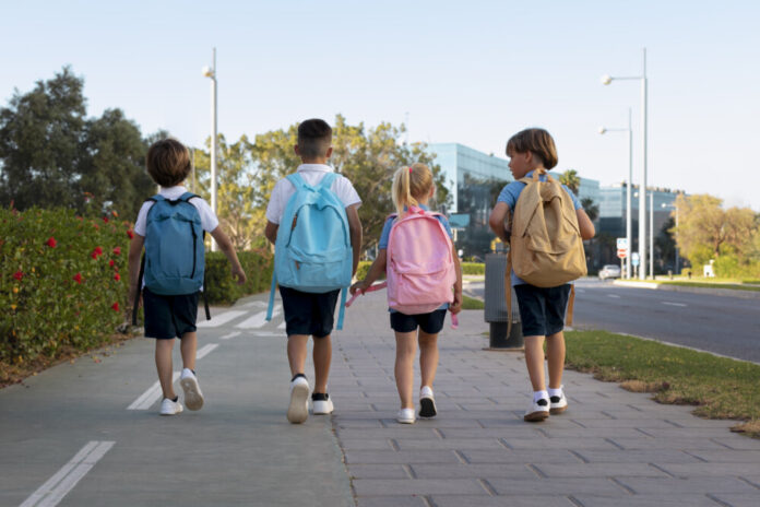 kids-getting-back-school-together