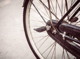 Radfahrerin stürzt auf Fahrbahn und verletzt sich