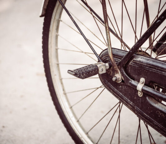 Radfahrerin stürzt auf Fahrbahn und verletzt sich