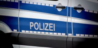 Fahrer kracht in Twingo und haut einfach ab