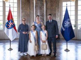 Ministerpräsident Boris Rhein empfängt Apfelblütenkönigin Fabienne I. mit ihren Apfelblütenprinzessinnen Sofia und Fiona im Schloss Biebrich
