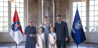 Ministerpräsident Boris Rhein empfängt Apfelblütenkönigin Fabienne I. mit ihren Apfelblütenprinzessinnen Sofia und Fiona im Schloss Biebrich