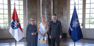 Ministerpräsident Boris Rhein empfängt Thermenkönigin Emmely I. aus Bad König im Schloss Biebrich